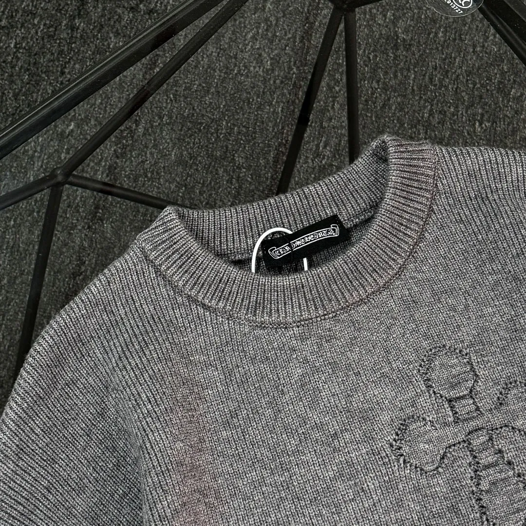 P290 Chrome Hearts 26 high-version wool knitted round-neck sweaters. High-end custom-made 500g sweater fabric. No deformation, no shrinkage, complete with three labels, same style for men and women. Process: The wool is knitted by a 7-needle imported machine. Color: 3 colors. SIZE: XS-L